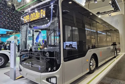 בכורה מהממת! אוטובוס יאקסינג זורח בתערוכת הרכב של האנובר